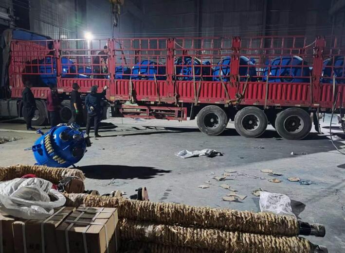 湖南某公司連（lián）夜（yè）發貨搪瓷反應釜（fǔ）